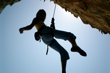 silhouette klimmen vrouw touw gevaarlijk freeimagescom.jpg