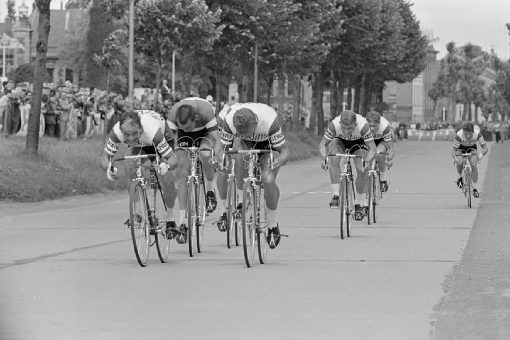 De_Televizierploeg_tijdens_de_tijdrit_in_Tournai_-_The_Televizier_team_during_the_time_trial_in_Tour