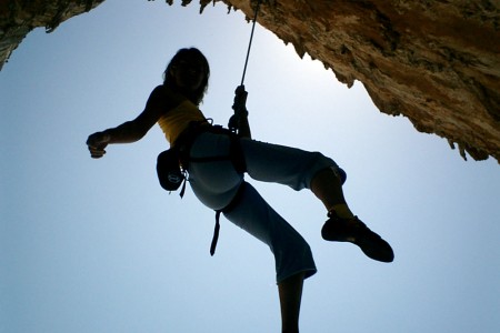 silhouette klimmen vrouw touw gevaarlijk freeimagescom.jpg